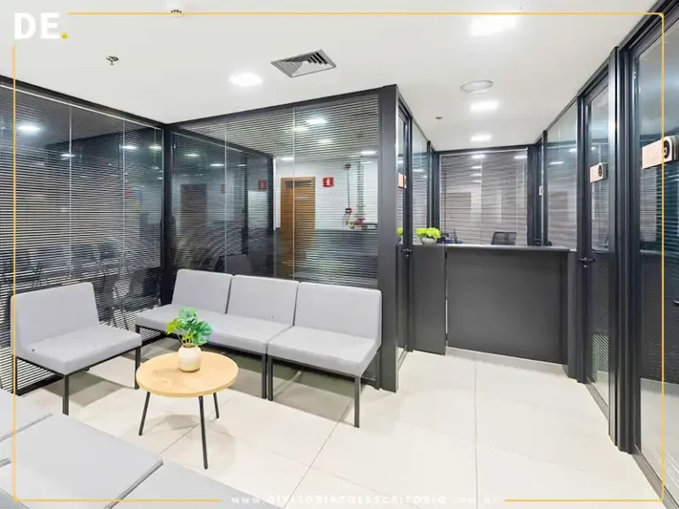 divisórias de vidro com persianas embutidas para escritório